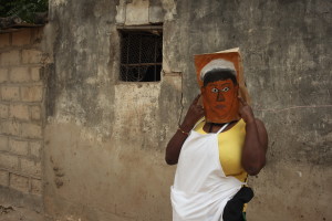 Hignett_Vrouw draagt haar selfportret masker'